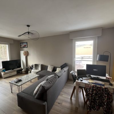 Télévision devant une fenêtre